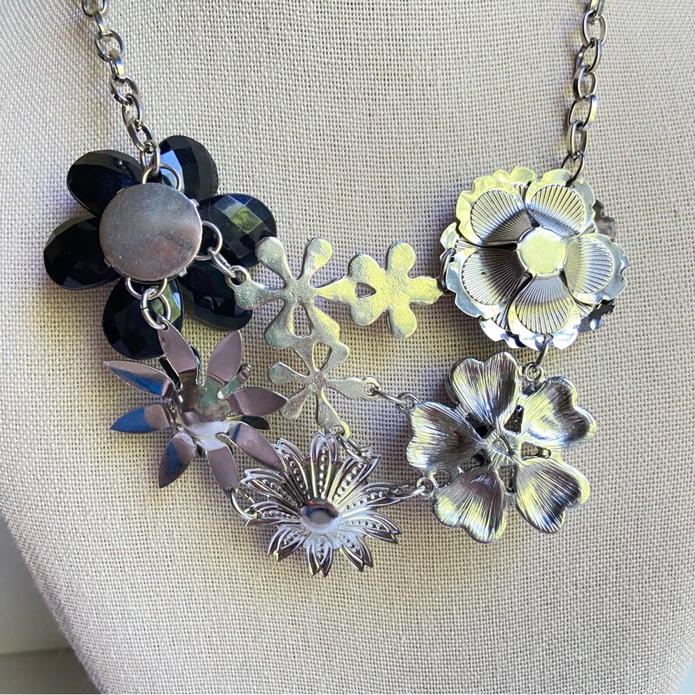 Black and white floral bib statement necklace in lightweight silvertone metal - Picture 6 of 9